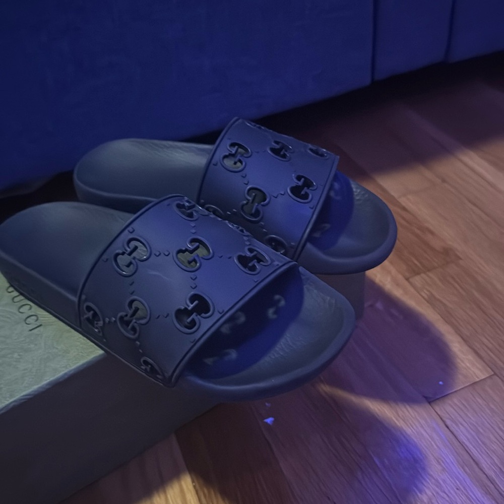 Black gucci rubber slides